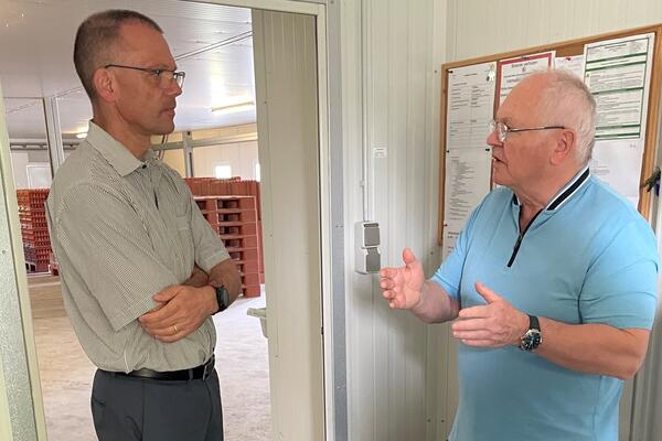 Landrat Ralf Hänsel (l.) und Geschäftsführer Christian Riedel im Gespräch während des Besuchs in der Gemeinde Priestewitz